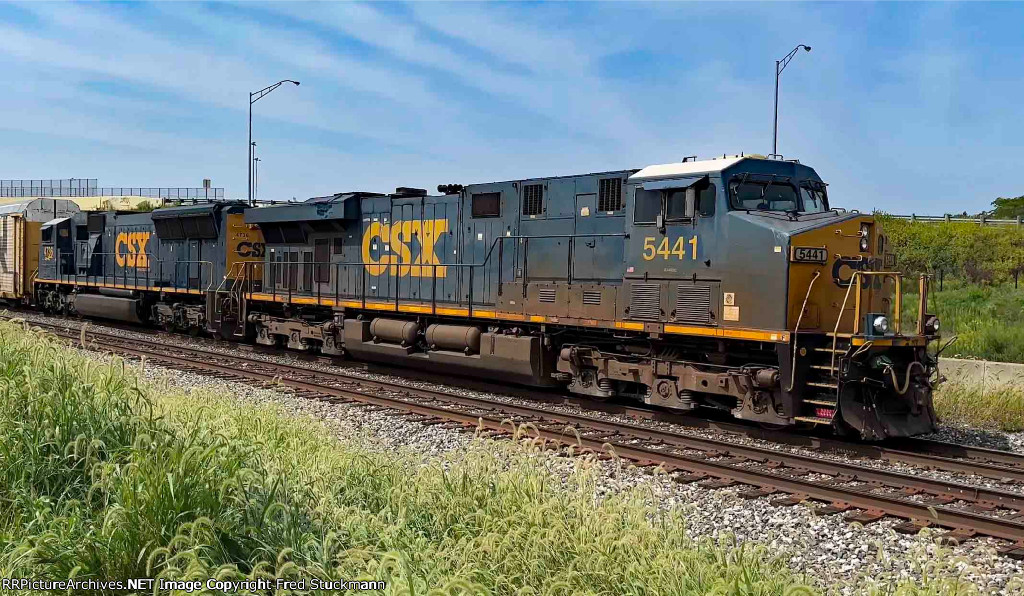 CSX 5441 leads M226.